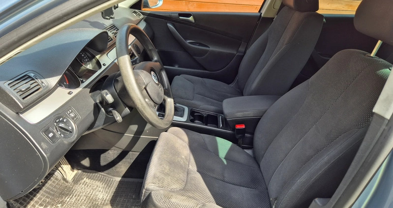 Volkswagen Passat cena 12600 przebieg: 307000, rok produkcji 2009 z Łask małe 154
